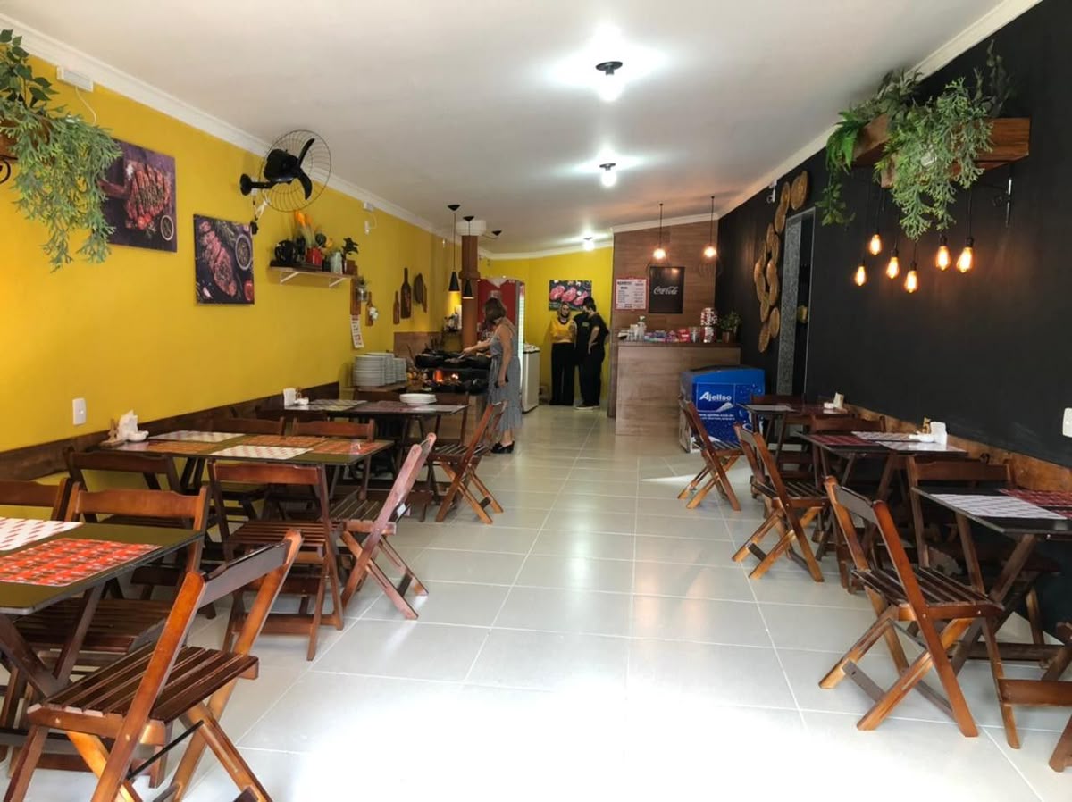 Comércio local em operação